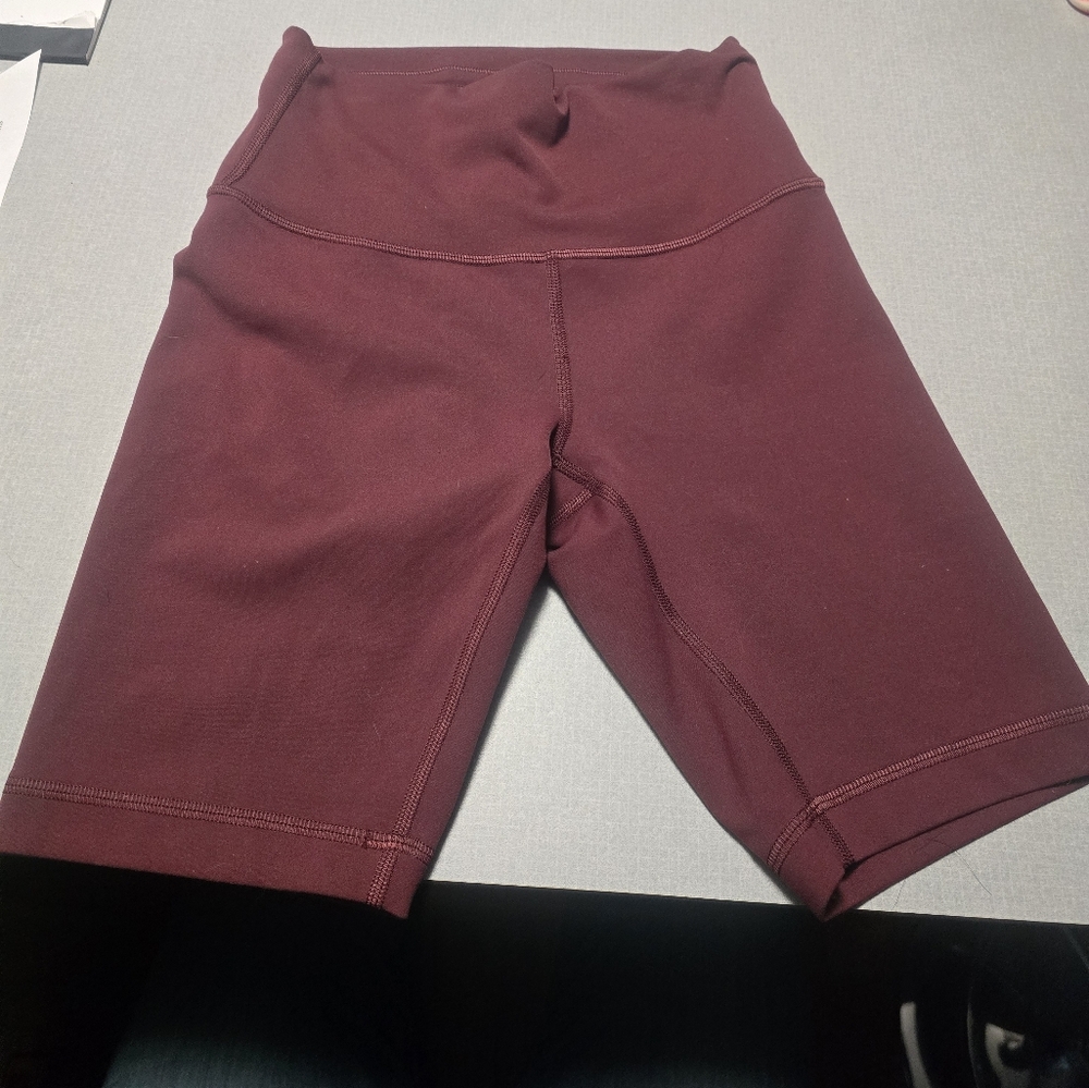 Lululemon wonder under size 4 8" shorts